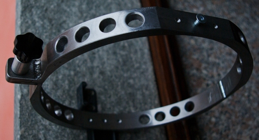 L'aletta a sinitra stringe il diametro dell'anello, mentre in alto si possono vedere i fori M6 per le barre di tipo Vixen o Losmandy